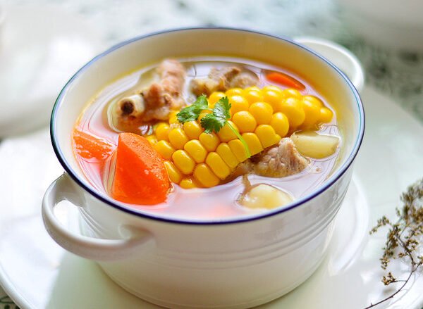 Суп из свиных ребрышек с кукурузной подковой